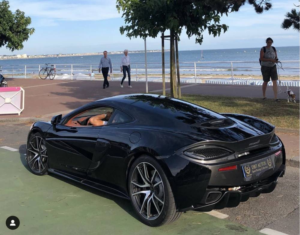 McLaren 570 GT au bord de mer 